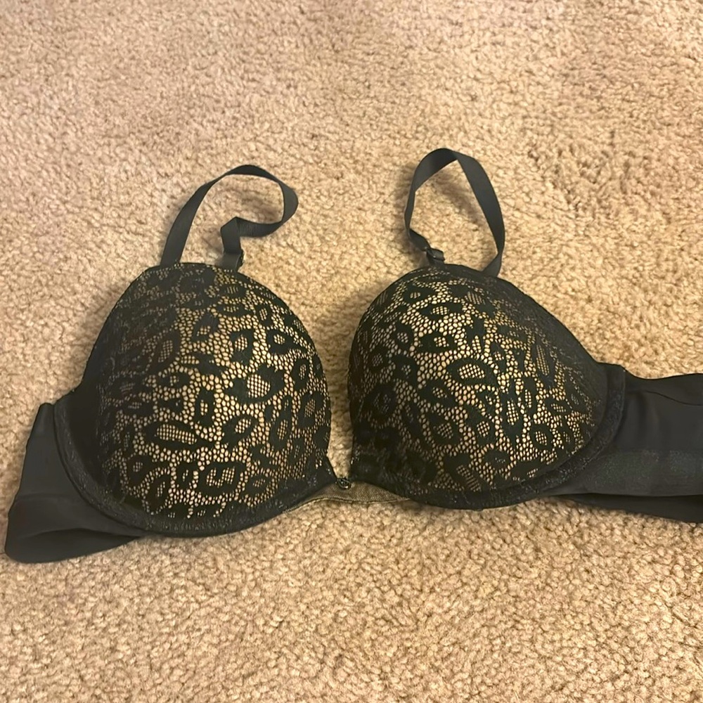 Victoria Secret 34C push up bra. Adjustable straps and clasps